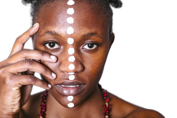 年轻非洲女孩的脸与图案图片下载