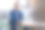 穿着蓝色西装、留着胡子的中年男子在咖啡馆用笔记本电脑。在工作场所用笔记本电脑工作的英俊男性自由职业者图片下载