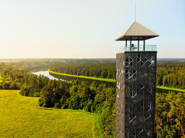 游客站在山顶俯瞰Birstonas瞭望塔——立陶宛最高的瞭望塔。无人机航拍户外夏季景观图比尔斯通纳斯的涅穆纳全景。图片下载