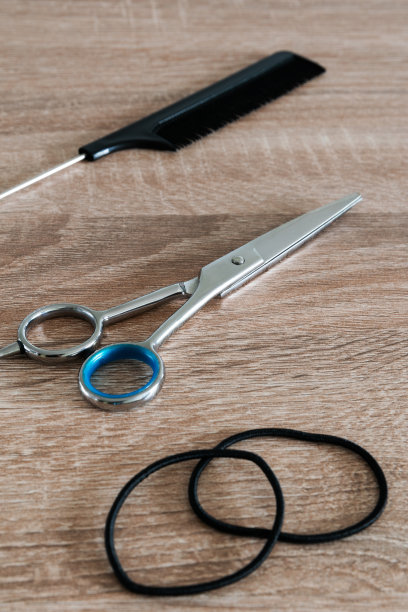 在家理发用的剪刀和梳子图片下载