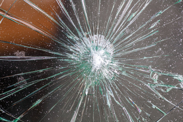 破碎的玻璃，破碎的窗户背景图片下载