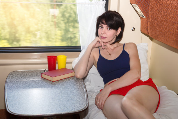 坐在沙发上休息的女乘客图片下载