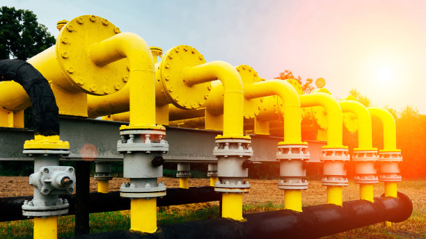 天然气管道石油能源。黄色天然气管道能源设备。燃料动力技术。燃气管道工业用安全阀。图片下载