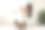 母亲和婴儿在家里的白色床上图片下载