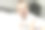 可爱的小男孩早上在家里白色阳光充足的卧室里图片下载