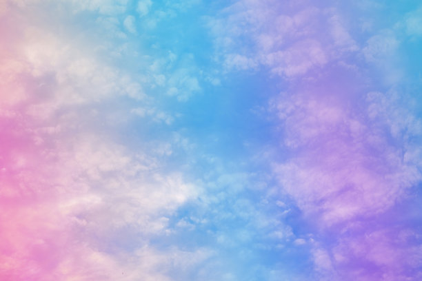 美丽甜美，柔和，蓝色，紫色，天空上有蓬松的云。多色彩虹图像。抽象幻想成长之光图片下载