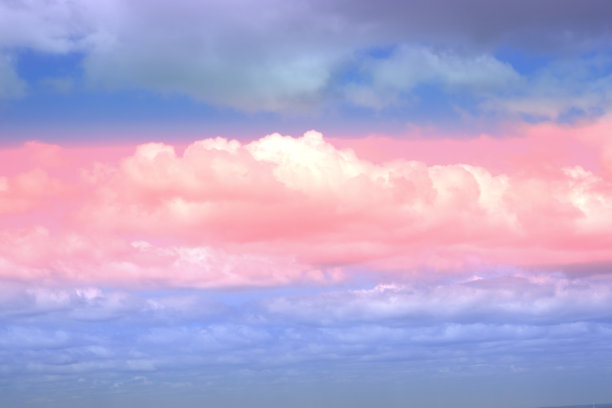 美丽甜美，粉彩，粉红色，蓝色，彩色的蓬松的云在天空。多色彩虹图像。抽象幻想成长之光图片下载