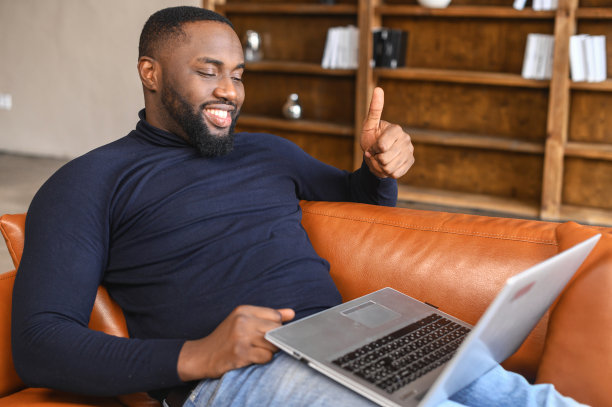 微笑的非洲裔美国人用笔记本电脑进行视频通话图片下载