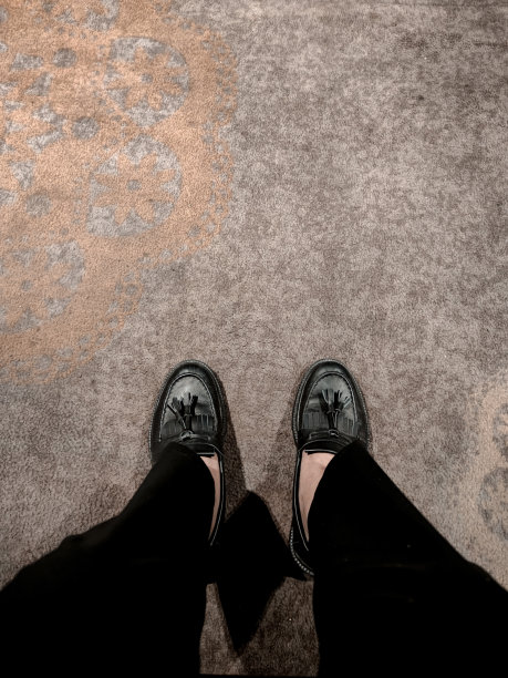 一双乐福鞋图片下载