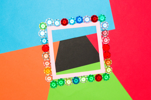 彩色背景上的粉色画框，画框周围彩色假宝石，创意艺术现代设计，复制空间，产品空间图片下载