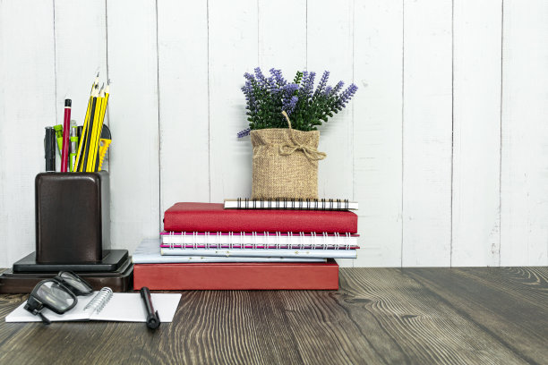 最小的工作场所与供应和木制背景。图片下载