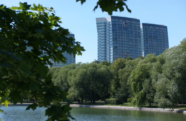 风帆办公大楼的边缘在干燥晴朗的夏日图片下载