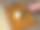 特写女性的手在木板上用刀切洋葱。图片下载