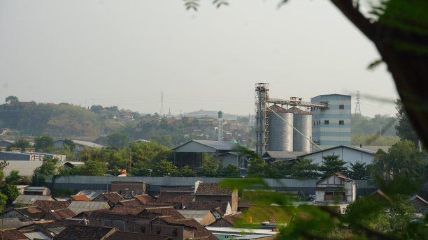 绿树丛中有工业图片下载