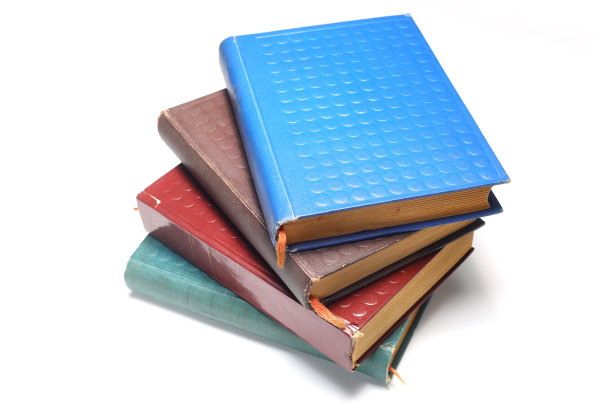 白色背景上孤立的一堆书图片下载