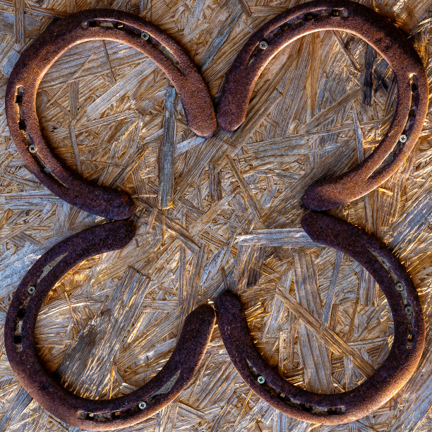 木制背景上生锈的旧马蹄铁图片下载