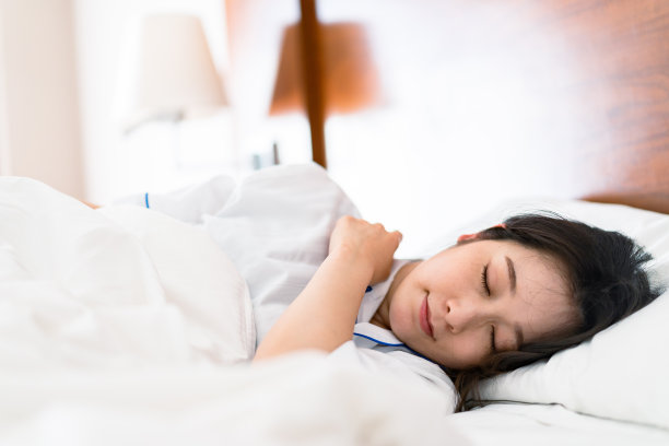 年轻女人白天躺在床上图片下载