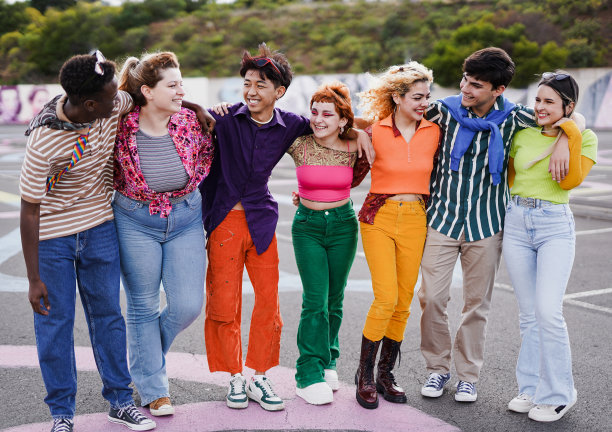 多种族的年轻人一起在户外玩耍图片下载