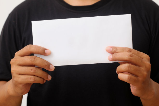 男人手里拿着一张空的或空白的纸或信封。孤立在白色背景上图片下载