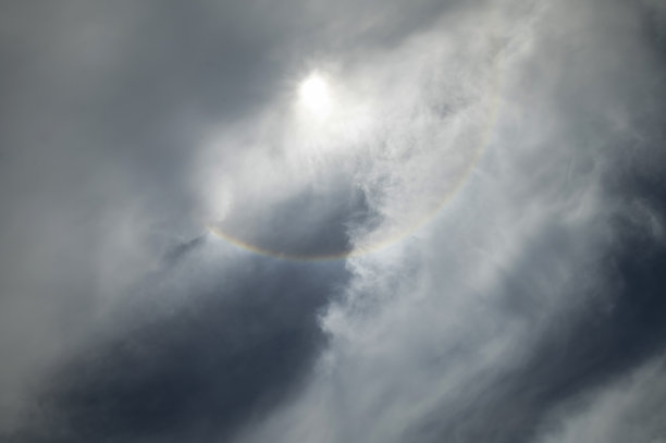 太阳彩虹圆形晕现象图片下载