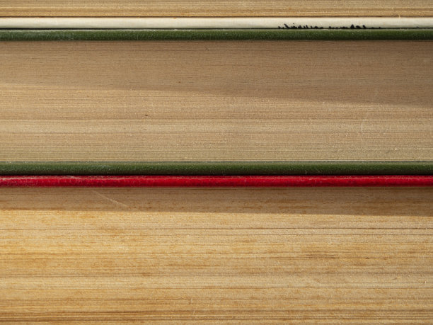 一堆不同的旧书作为背景。黄页的旧书放在一张微距照片上。阅读时间。图片下载