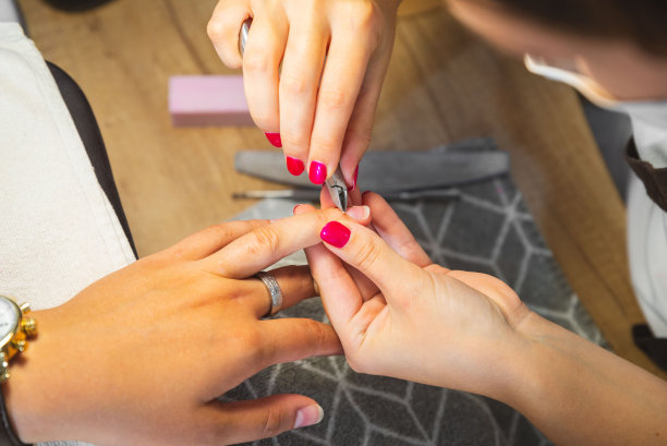 在美甲沙龙接受美甲治疗的女人图片下载