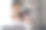 一个快乐的亚洲女人用智能手机和笔记本电脑的照片，微笑着坐着图片下载