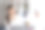 一个快乐的亚洲女人用智能手机和笔记本电脑的照片，微笑着坐着图片下载