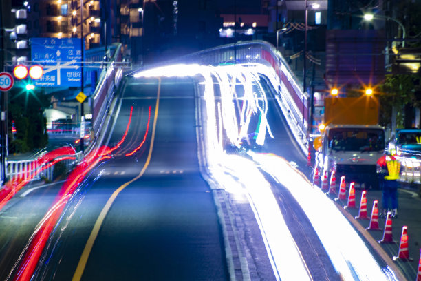 东京城市街道上的夜间交通堵塞是不可能的图片下载