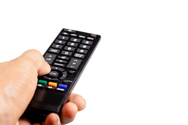 男人的手拿着电视遥控器孤立在白色背景与剪辑路径图片下载