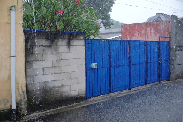 蓝色的栅栏被大雨冲垮了图片下载