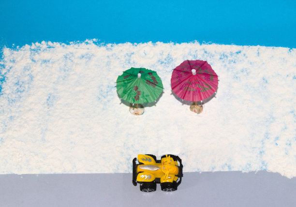 从海边的沙滩上爬行，到海边的旅游和开车图片下载