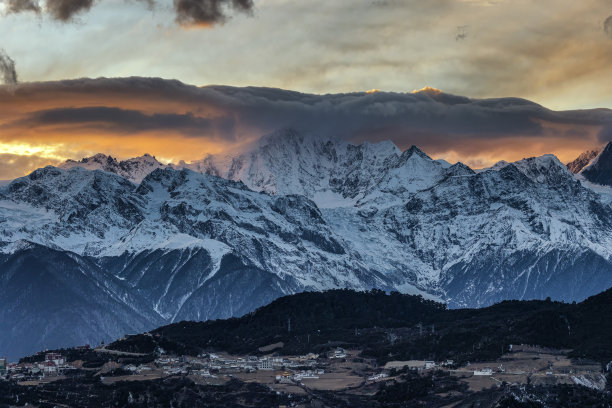 夕阳下的雪山图片下载