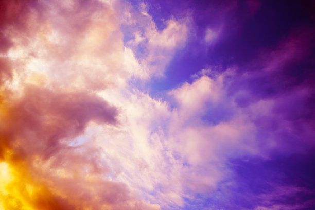 黄橙粉紫夕阳。美丽的夜空和云彩。背景与空间设计。图片下载