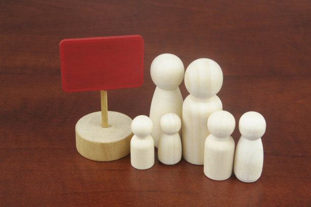 家庭木制人物人物与板为消息文字。图片下载