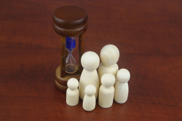 许多人木制人物作为家庭成员和沙漏。图片下载