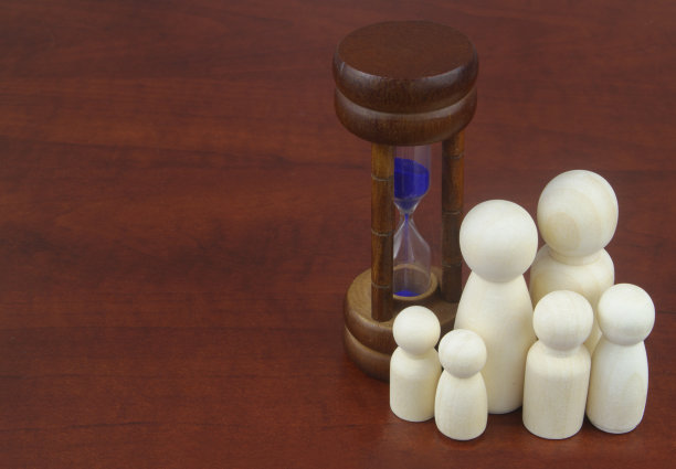 许多人木制人物作为家庭成员和沙漏的复制空间。图片下载