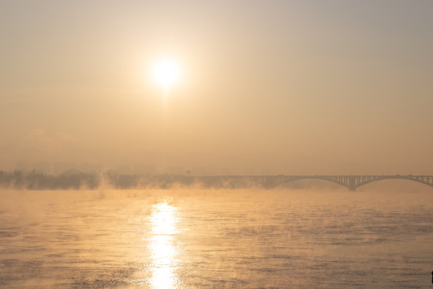 冬天河面有浓雾图片下载