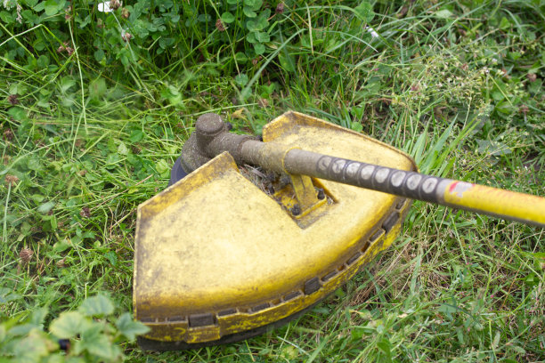 用汽油修剪器割绿草图片下载