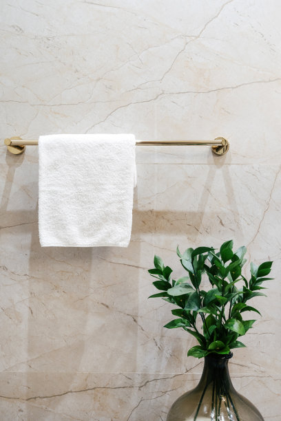 白色浴巾挂在浴室的衣架上图片下载