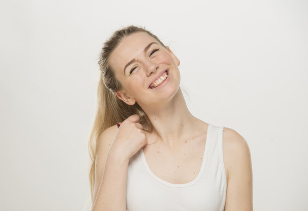 一个美丽的年轻女人的肖像，穿着白t恤，微微微笑，孤立在白色图片下载