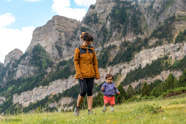 一位大自然的母亲和她的儿子在比利牛斯山脉的特纳山谷，韦斯卡，西班牙图片下载
