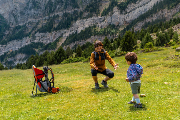 一位大自然的母亲和她的儿子在比利牛斯山脉的特纳山谷，韦斯卡，西班牙图片下载