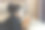 小女孩躺下玩看智能手机在线学习。小女孩在线聊天学习。屏幕上的小女孩，社交媒体成瘾。图片下载