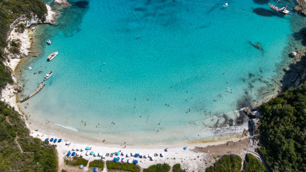 无人机拍摄的希腊Antipaxos Voutoumi海滩。这是希腊Antipaxos Voutoumi海滩的航拍照片图片下载