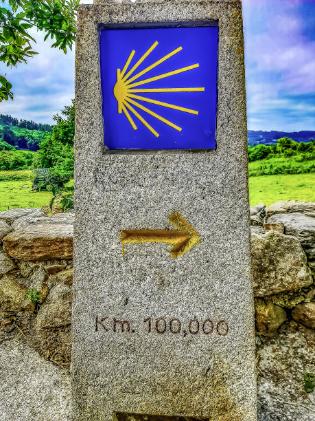 这是圣地亚哥公路上最后100公里的地标，背景是美丽的风景图片下载