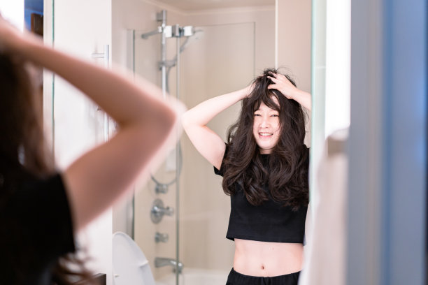 年轻女子弄乱了她的头发图片下载