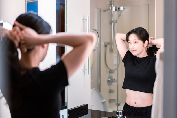 年轻女子在镜子前梳头发图片下载