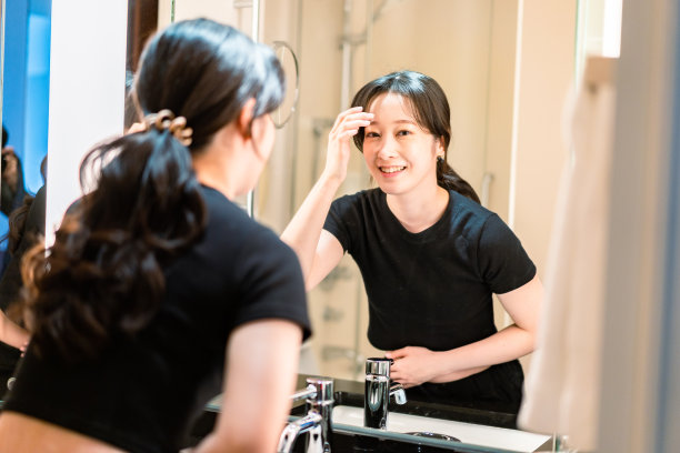 年轻女子检查她的皮肤环境图片下载