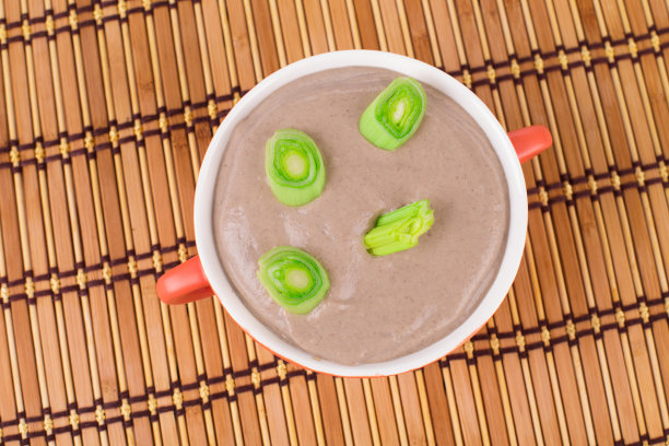 韭葱配奶油蘑菇汤。图片下载